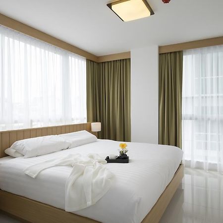 Modern Thai Suites Phuket Bilik gambar